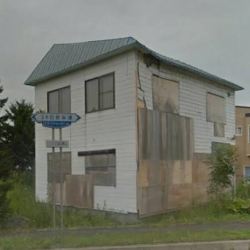 青い屋根の家